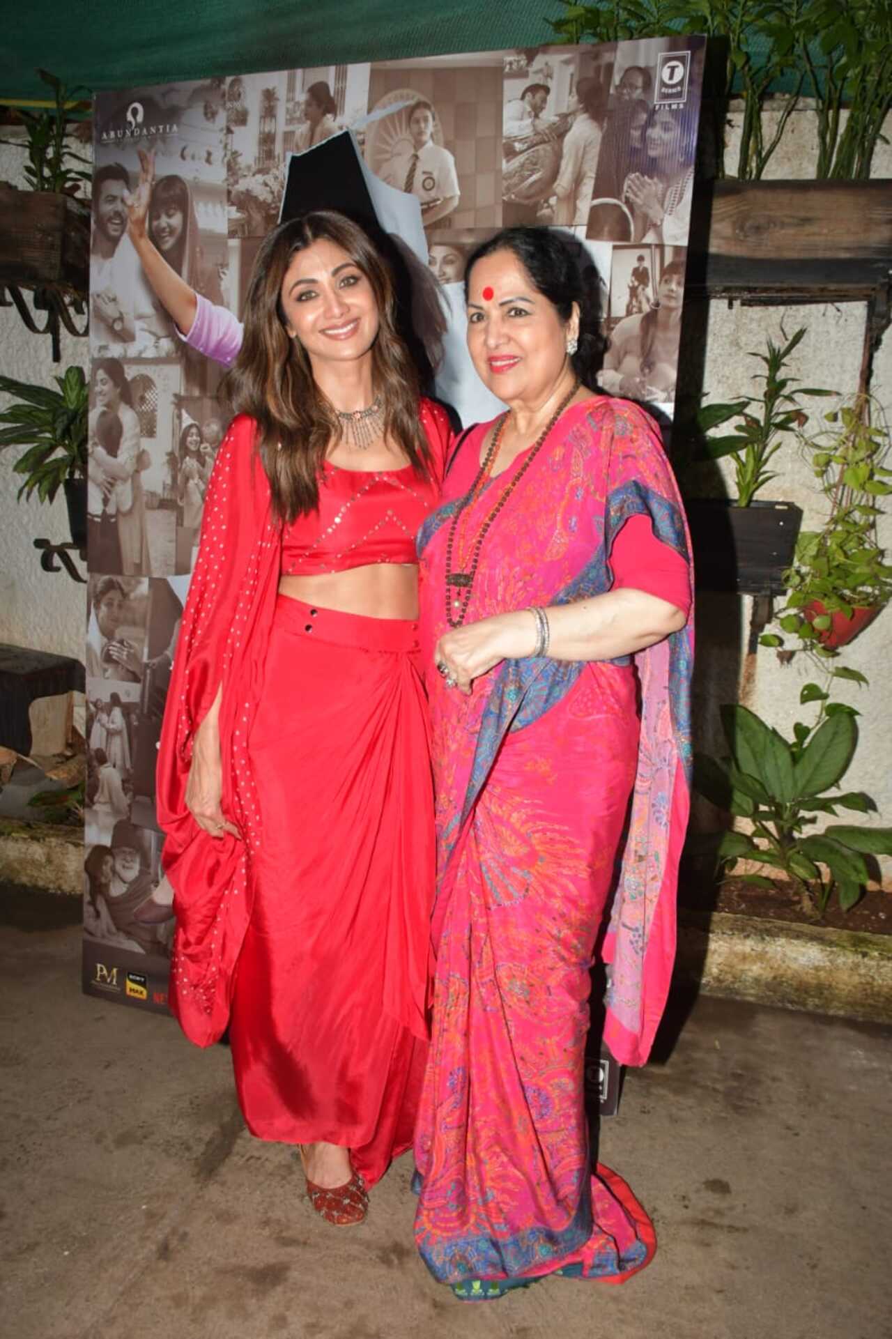 Shilpa Shetty poses with her mother Sunanda Shetty